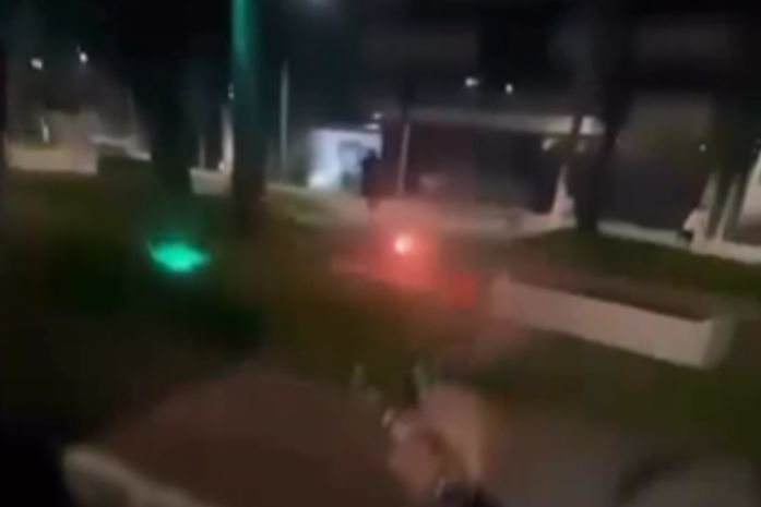 Jovens são flagrados fazendo "duelo" com fogos de artifício na orla de Maceió