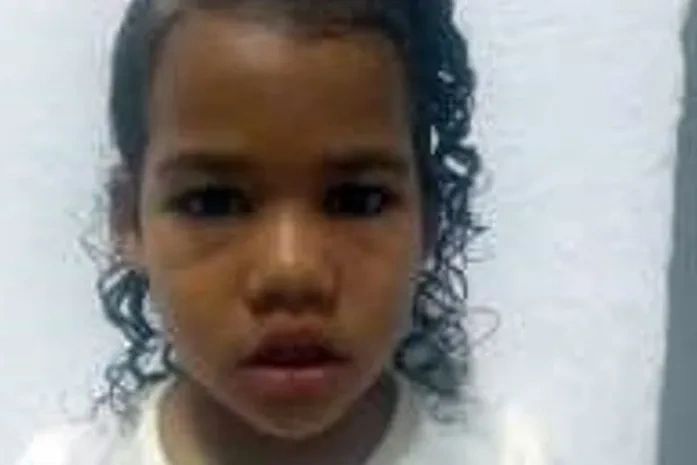 Na véspera do dia da resistência negra, a pretinha  autista Maria Clara, 7 anos, continua desaparecida. Faz 850 dias e ninguém liga mais pra isso...