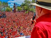 Você convidaria teus inimigos para caminhar  ao teu lado? Não, né? E então, por que faz isso com Lula?