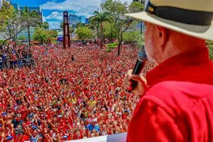 Você convidaria teus inimigos para caminhar ao teu lado? Não, né? E então, por que faz isso com Lula?