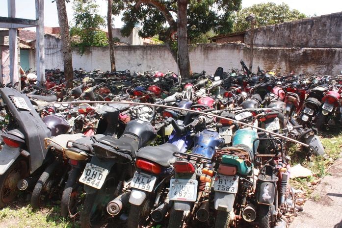 Vereador de Arapiraca denuncia falta de atenção do governo com os carros abandonados