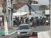 Homem é cercado e espancado por populares após suspeita de roubo no Jacintinho
