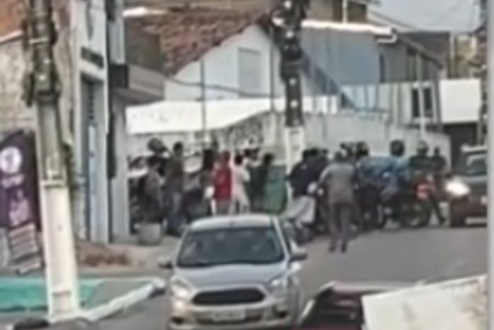Homem é cercado e espancado por populares após suspeita de roubo no Jacintinho