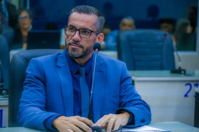 Leonardo Dias critica abandono de patinetes em Maceió e cobra ordenamento