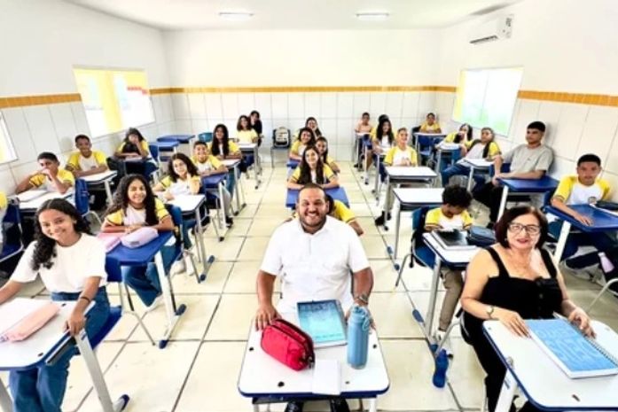 Ano letivo da rede municipal de Matriz de Camaragibe tem início com visita do prefeito Fernando Cavalcante