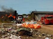 Fogo em vegetação provoca incêndio em depósito de material reciclável em Arapiraca