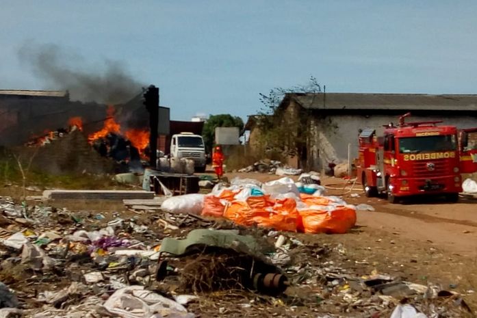 Fogo em vegetação provoca incêndio em depósito de material reciclável em Arapiraca
