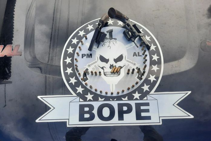 Após denúncia, homem que escoltava ônibus com torcedores do CRB é preso por posse ilegal de arma de fogo