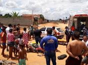 Colisão entre ciclomotor e caminhonete deixa duas pessoas feridas no interior 