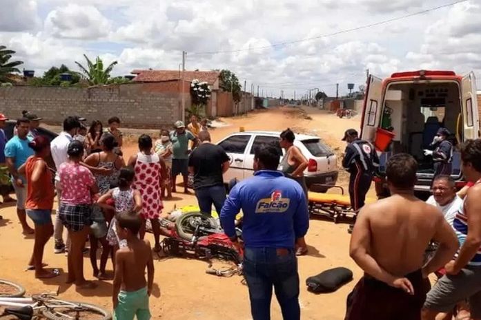 Colisão entre ciclomotor e caminhonete deixa duas pessoas feridas no interior