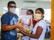 Prefeitura de Marechal Deodoro inicia mais uma entrega de apostilas e kits de merenda escolar para alunos da rede municipal