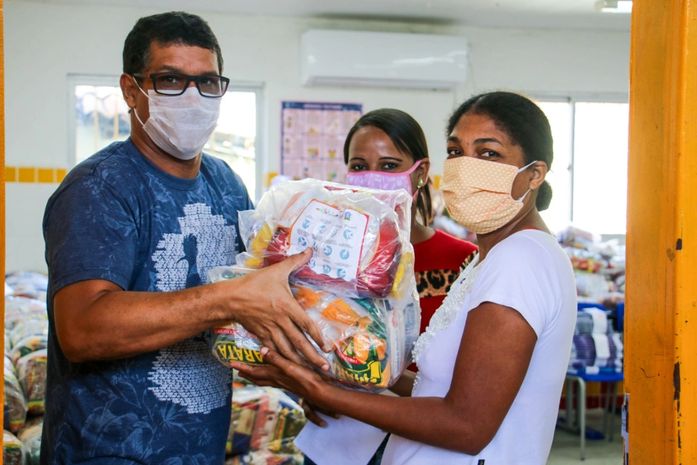 Prefeitura de Marechal Deodoro inicia mais uma entrega de apostilas e kits de merenda escolar para alunos da rede municipal