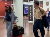 Shawn Mendes é tietado por fãs ao chegar com Bruna Marquezine em Maceió