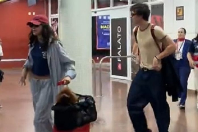 Shawn Mendes é tietado por fãs ao chegar com Bruna Marquezine em Maceió