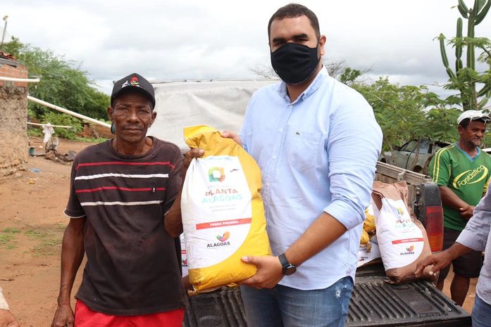 Prefeito entrega sementes do Programa Planta Alagoas