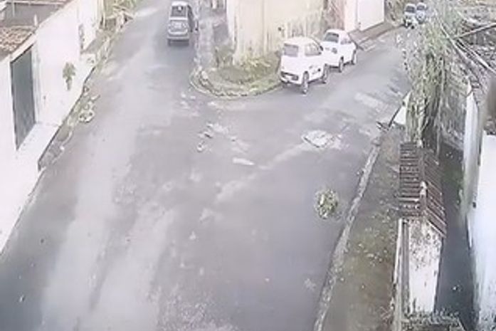 Imagens de câmera de segurança registram momento do crime.