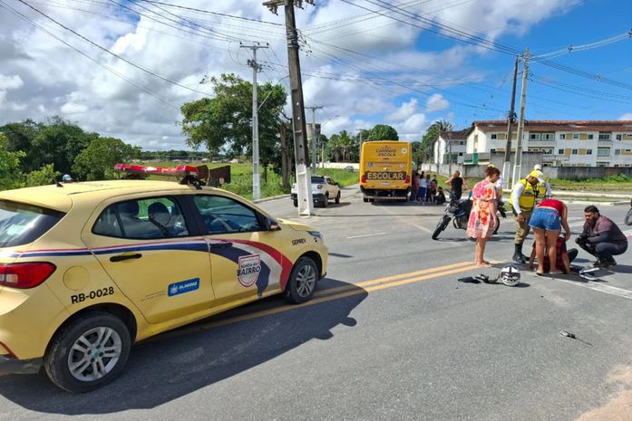 Ronda no Bairro auxilia vítima de acidente entre ônibus escolar e motocicleta