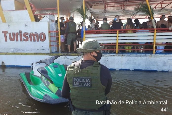 Festa clandestina com mais de 100 pessoas em catamarã é encerrada na Lagoa Mundaú
