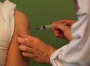 'Pode beber depois da vacina?': a pergunta mais feita pelos brasileiros no Google desde o início da campanha de imunização