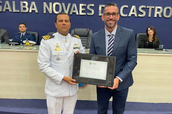 Leonardo Dias entrega Título de Cidadão Honorário de Maceió ao Capitão dos Portos, Rodrigo Garcia