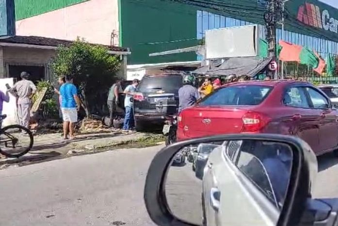 Vídeo: Colisão entre viatura da Polícia Civil e carro deixa quatro feridos e casa destruída em Maceió