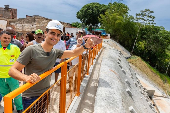 Prefeito JHC entrega contenção de encosta no Morada dos Palmares: “A espera acabou”