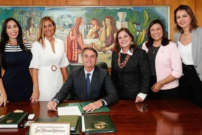 Bolsonaro sanciona projetos que alteram Lei Maria da Penha