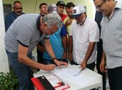 Prefeito Padre Eraldo entrega mais um trator para comunidades rurais de Delmiro Gouveia