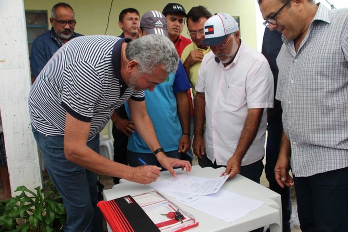 Prefeito Padre Eraldo entrega mais um trator para comunidades rurais de Delmiro Gouveia
