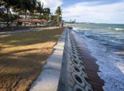 Contenção da maré recebe reforço de segurança na orla da Jatiúca