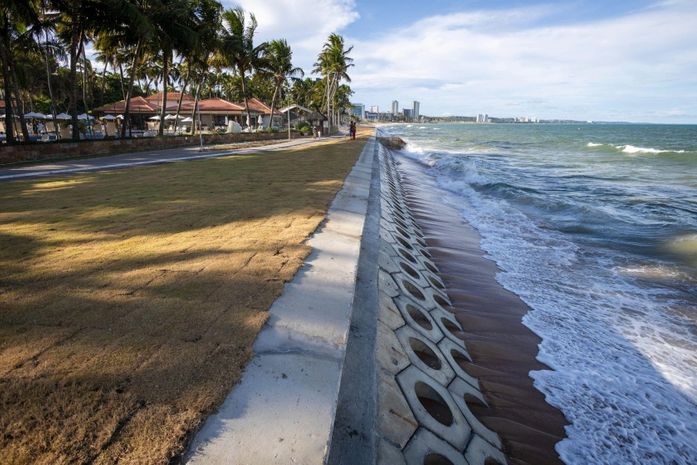 Contenção da maré recebe reforço de segurança na orla da Jatiúca