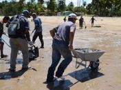 Cinquenta presos que participam do projeto "Uma Nova História" foram a praia de Japaratinga ajudar na limpeza da praia.