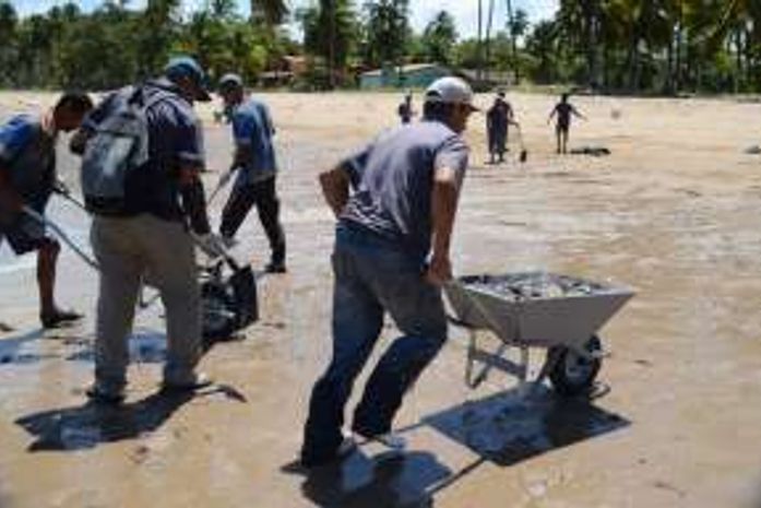 Cinquenta presos que participam do projeto "Uma Nova História" foram a praia de Japaratinga ajudar na limpeza da praia.