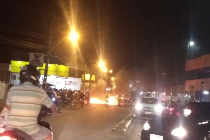 Por conta da falta de água, moradores bloqueiam avenida ateando fogo em pneus