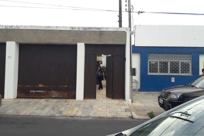 Polícia faz perícia na residência onde corpos foram encontrados