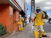 Portas de lojas do centro de Arapiraca passam por higienização contra coronavírus