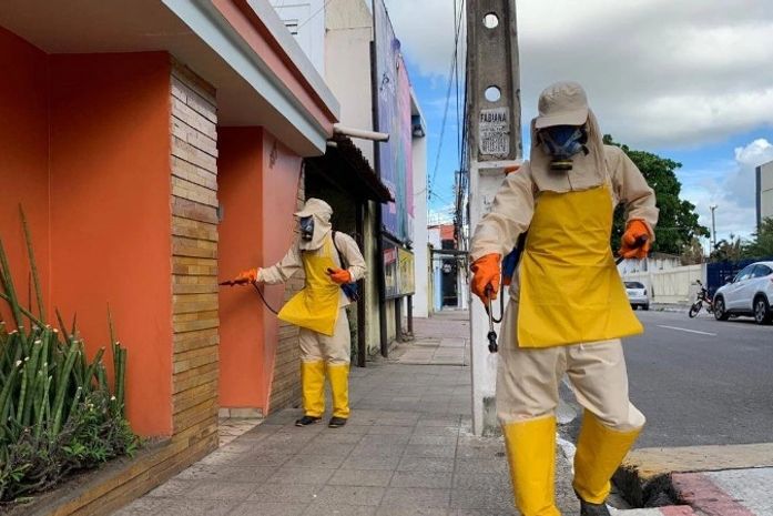 Portas de lojas do centro de Arapiraca passam por higienização contra coronavírus