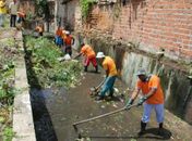 Prefeitura faz limpeza de canal de esgotamento no Manoel Teles