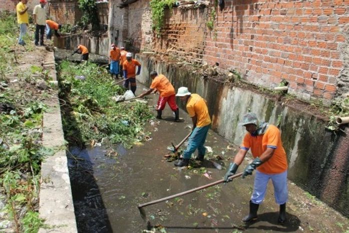 Prefeitura faz limpeza de canal de esgotamento no Manoel Teles