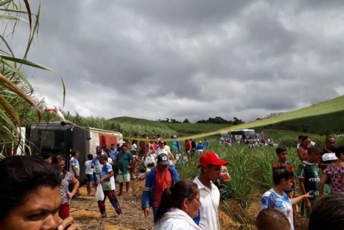 Ônibus capota e deixa cinco pessoas feridas em trecho da BR-104