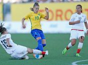 Mulheres relatam histórias de preconceito ao jogarem futebol nas ruas