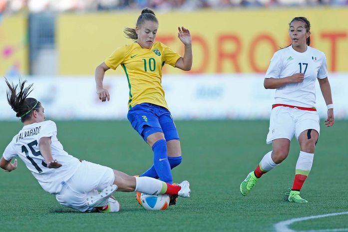 Mulheres relatam histórias de preconceito ao jogarem futebol nas ruas