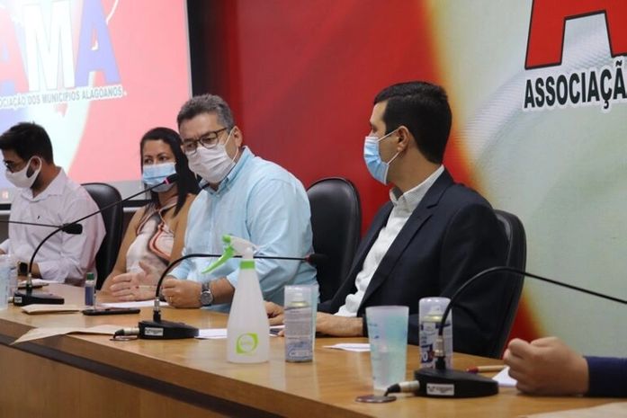 Em reunião, AMA mantém orientação para retorno das aulas online