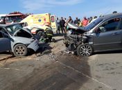 Presas às ferragens: colisão entre veículos de passeio deixa quatro pessoas gravemente feridas em rodovia