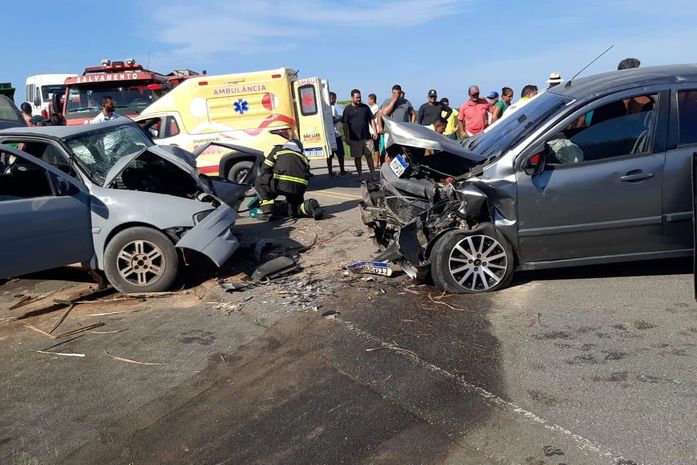 Presas às ferragens: colisão entre veículos de passeio deixa quatro pessoas gravemente feridas em rodovia