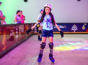 Pista de patinação no gelo atrai visitantes ao Parque Centenário