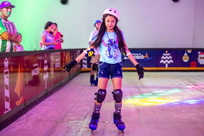Pista de patinação no gelo atrai visitantes ao Parque Centenário