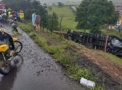 Motorista perde controle da direção e carreta de combustível cai em ribanceira na AL-110