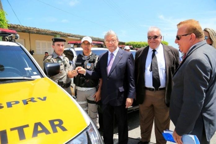 Polícia Militar e Bombeiros recebem armas, equipamentos e viaturas