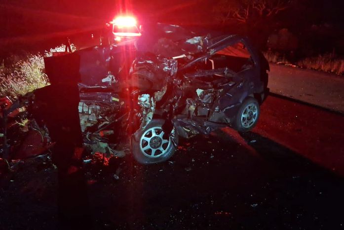 Duas pessoas morrem em colisão entre carro e caminhão, na AL-220